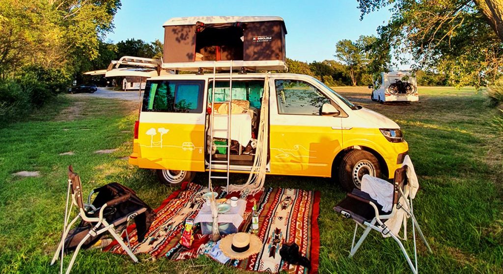 Die umgebauten Kleintransporter bieten Platz für alles, was man für einen echten Campingurlaub braucht. Bild: www.camper4u.de / roadsurfer